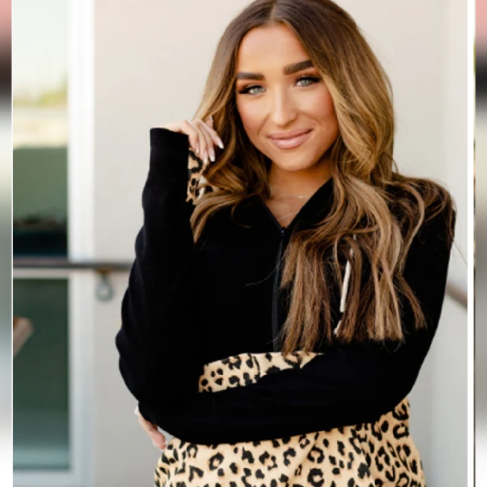 Ampersand Avenue Doublehood Sweatshirt Paws Off size medium NWT